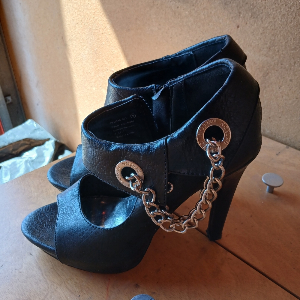 🌺🌼 Der'eon Footwear Black Chain-Embellished Women's Heels